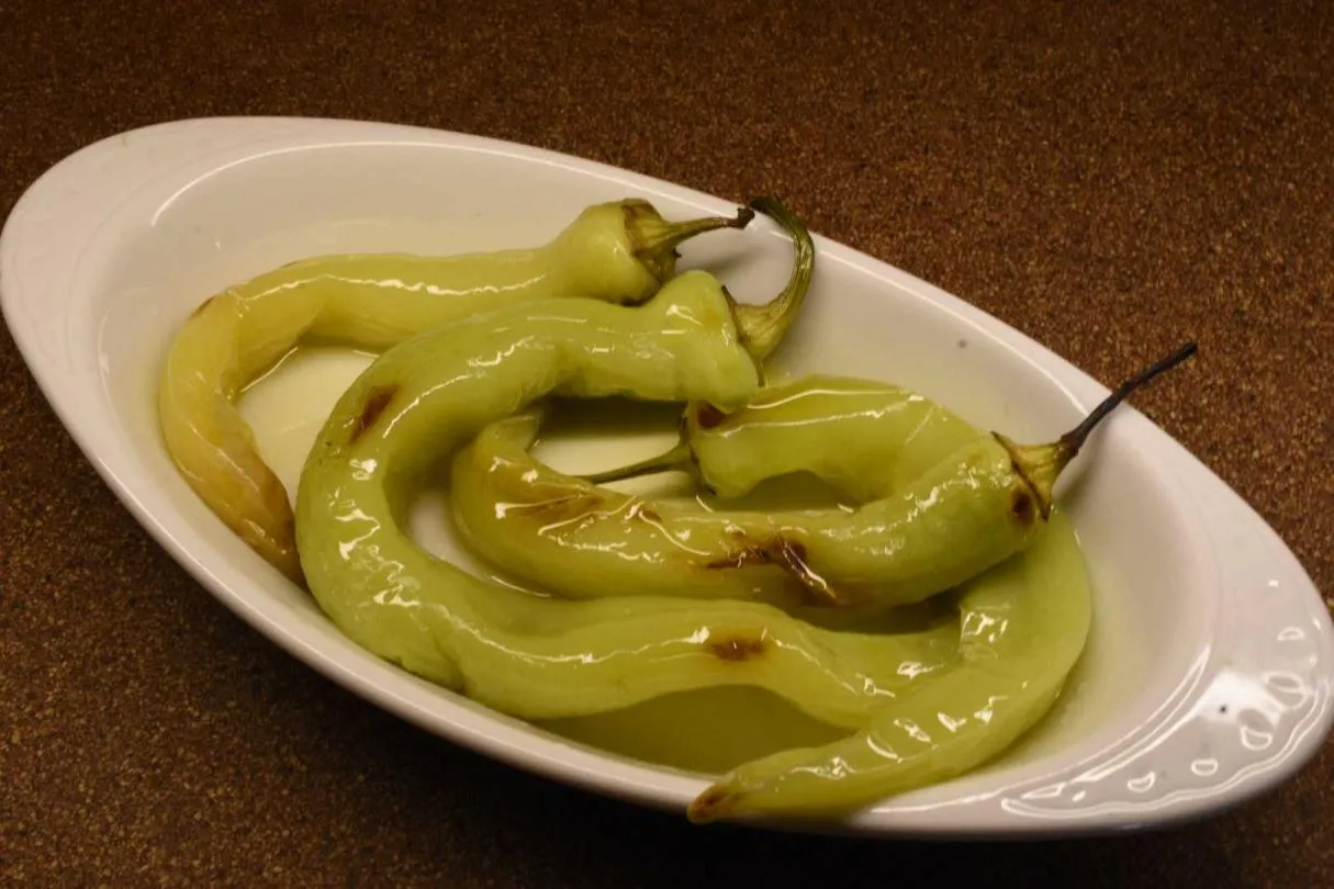 Grilled hοt peppers